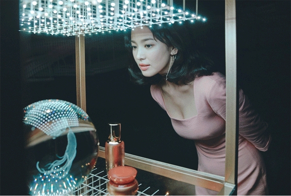 29일 홍콩 IFC몰에서 배우 송혜교가 설화수의 주름개선 제품인 자음생에센스를 살펴보고 있다. (사진=아모레퍼시픽)