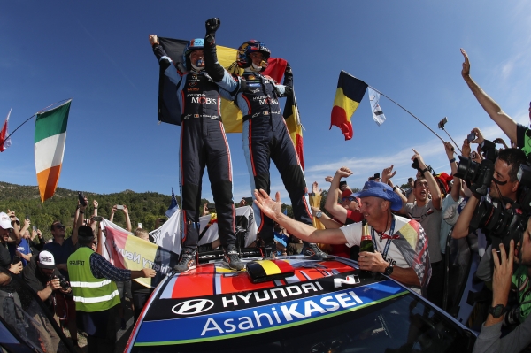 현대 월드랠리팀 종합 우승의 주역 티에리 누빌(Thierry Neuville) 선수가 스페인 랠리에서 우승을 차지하고 환호하고 있다. (사진= 현대자동차)