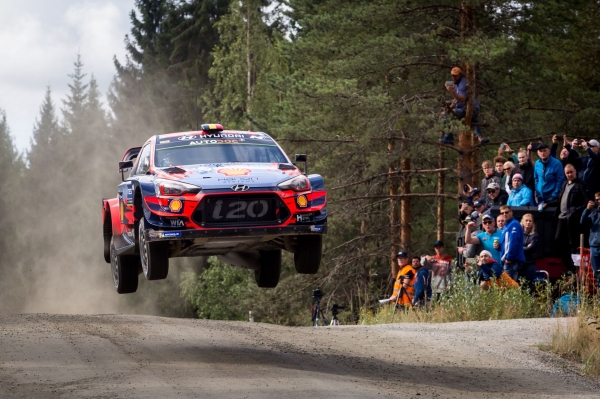 현대자동차 WRC 경주차의 역동적인 주행 모습. (사진= 현대자동차)