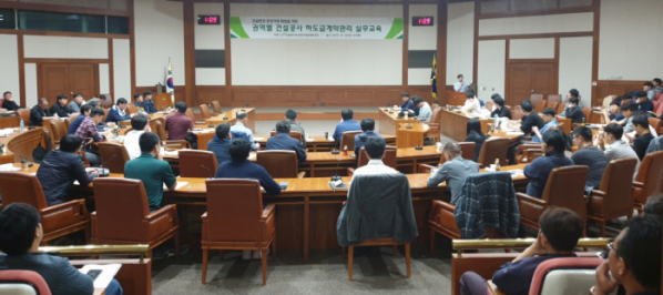 지난 10월 한국토지주택공사(LH) 주최로 열린 '수도권 건설공사 하도급계약관리 실무교육'에 참여한 건설현장 관계자들이 강의를 듣고 있다. (사진=LH)