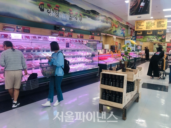 15일 서울의 한 대형마트 축산코너에서 돼지고기 할인행사가 열렸지만는 손님은 2~3명뿐이었다. (사진=박지수 기자)