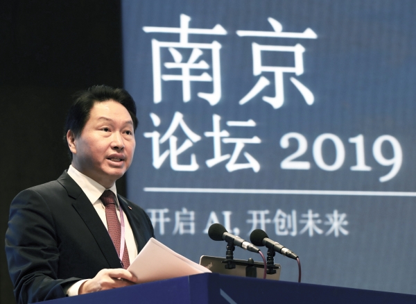 최태원 SK회장이 23일 중국 장쑤성 난징대학교에서 열린 '2019 난징포럼'에서 개막연설을 하고 있다.(사진=SK)