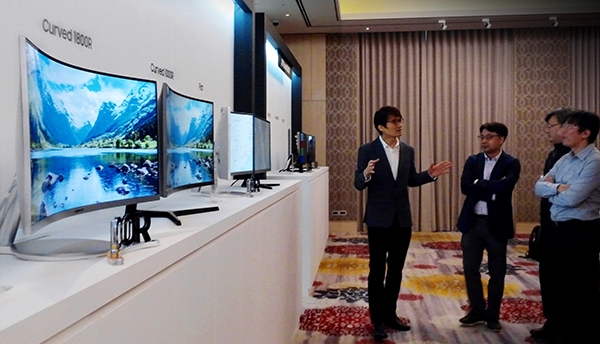 14일 대만 타이베이에서 열린 '삼성 커브드 포럼 2019'에서 참석자들이 전시 제품을 관람하고 있다.(사진=삼성디스플레이)