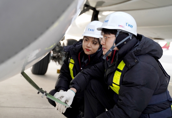 티웨이항공은 추운 겨울 공항 현장에서 일하는 정비사들의 근무 환경 개선키 위해 방한용품 지급 종류를 늘리고 간식을 제공한다고 6일 밝혔다. (사진=티웨이항공)