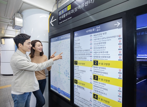 삼성전자는 서울 지하철 90개 역사에 스마트 사이니지를 설치했다. (사진=삼성전자)