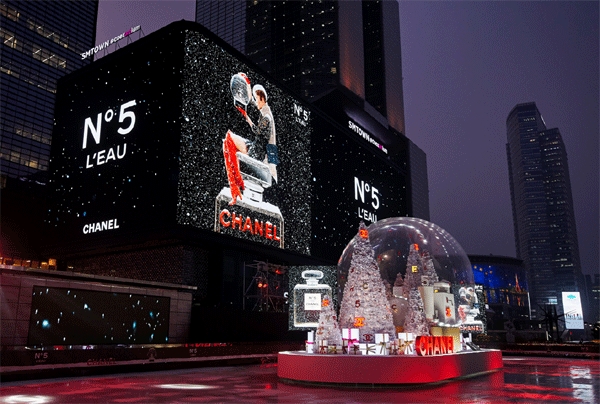 샤넬은 내년 1월19일까지 서울 강남구 삼성동 코엑스 케이팝 광장 아이스링크에서 N°5 조형물을 전시한다. (사진=샤넬) 