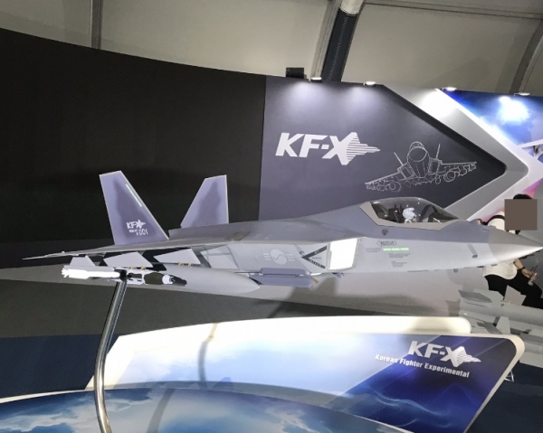 지난 10월 15일 경기도 성남비행장에서 열린 'ADEX 2019'에 전시된 KF-X 모형. (사진=윤은식 기자)