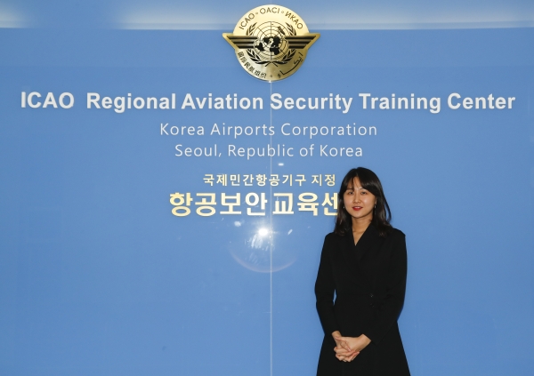 한국공항공사는 이수빈(28) 글로벌교육팀 대리가 유엔 산하 국제민간항공기구(ICAO) 항공보안분야 교육과정 개발자 자격과 ICAO 국제교관 자격을 국내 최초로 동시 취득했다고 12일 밝혔다. (사진=한국공항공사)