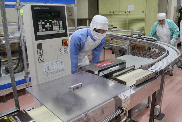 서울 영등포구 롯데제과 공장에서 지난 9일 직원이 스마트 글라스를 쓴 채 초콜릿 생산라인을 점검하고 있다. (사진=롯데중앙연구소)
