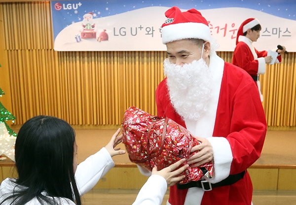 하현회 LG유플러스 부회장이 크리스마스를 앞두고 임직원들과 함께 서울 용산구 아동복지시설 영락보린원을 찾아 어린이들을 위한 산타로 변신, 선물을 전달하는 모습.(사진=LG유플러스)