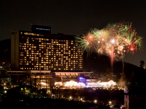 그랜드 하얏트 서울 호텔 아이스링크에서는 다가오는 2020년을 축복하며 '카운트다운 온 아이스' 이벤트를 개최한다.(사진=그랜드 하얏트 서울 호텔)