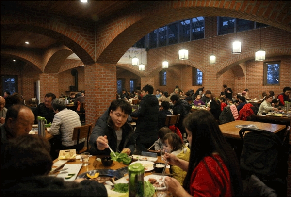 전북 고창군 상하면에 있는 농촌테마파크 상하농원에서 26일 다문화가족들이 저녁식사를 하고 있다. (사진=매일유업) 
