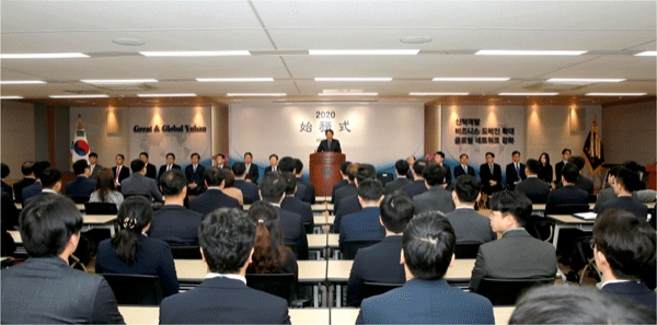 2일 서울 동작구 대방동 유한양행 본사에서 이정희 사장이 신년사를 하고 있다. (사진=유한양행)