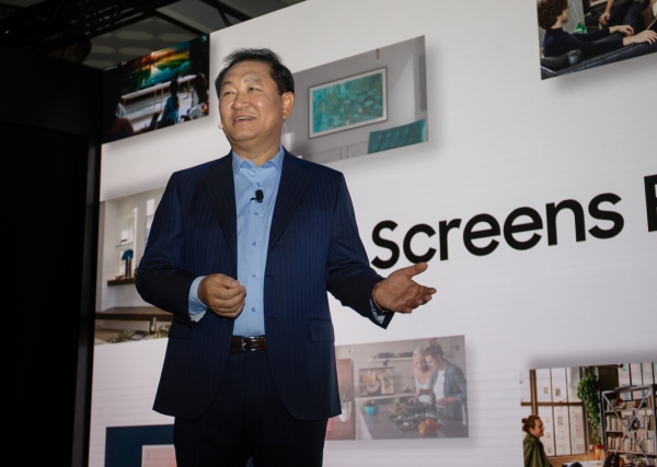 삼성전자 영상디스플레이 사업부장 한종희 사장이 삼성의 '스크린 에브리웨어(Screens Everywhere)' 비전을 발표하고 있다. (사진=삼성전자)<br>