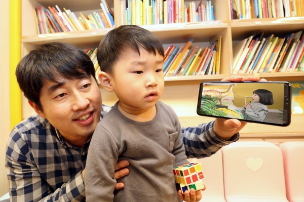 자녀와 부모고객이 U+아이들생생도서관을 이용하고 있는 모습. (사진=LG유플러스)
