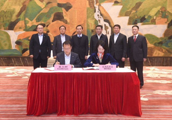 기우성(앞줄 왼쪽) 셀트리온 대표이사 부회장과 천핑(Chen Ping) 동호개발구 당공위 부서기가 20일 중국 우한에서 열린 '바이오의약품 생산공장 설립을 위한 업무협약식'에서 협약서에 서명하고 있다.