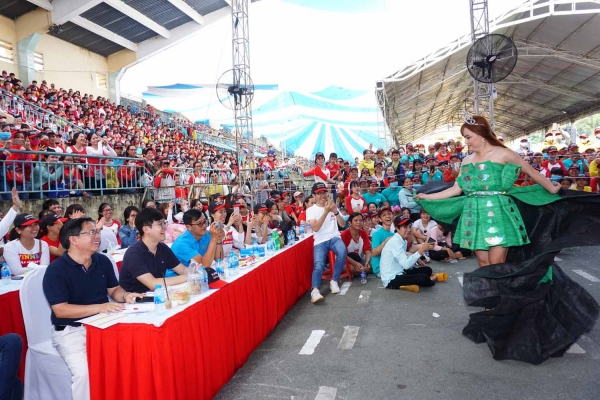 한세실업 베트남 법인에 4만 명의 임직원과 가족들이 모여 축제를 즐기고 있다. (제공=한세실업)