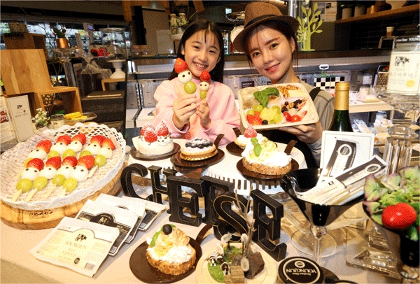 17일 서울 강남구 도곡동 타워팰리스2차 F동 지하 1층 내 SSG푸드마켓 도곡점에서 모델들이 '치즈 디저트 바' 상품을 소개하고 있다. (사진=이마트) 