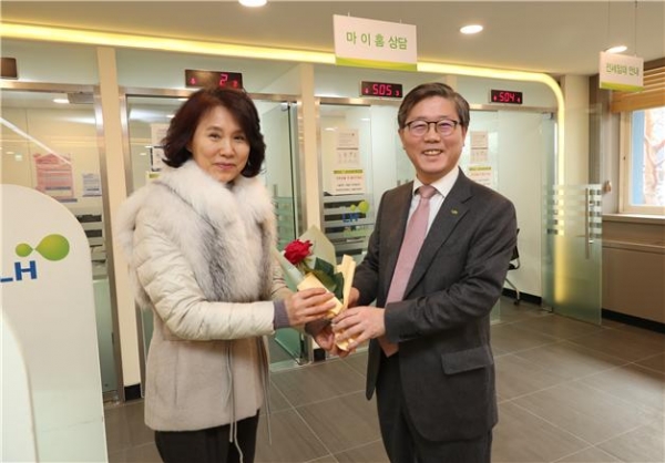 변창흠 LH 사장(오른쪽)이 지난 19일 LH 마이홈상담센터 방문객에 꽃 송이를 전달하고 있다.(사진=LH)