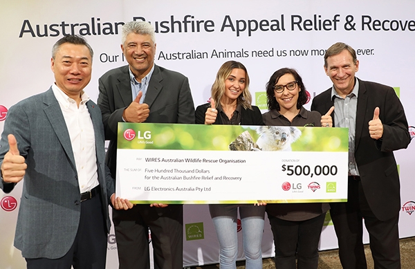 LG전자 호주법인이 22일 호주 야생동물을 보호하는 비영리단체인 와이어스에 기부금 50만 호주달러를 전달했다. 기부금 전달식에서 임상무 호주법인장(왼쪽에서 첫 번째) 등 관계자들이 기념촬영을 하고 있다.(사진=LG전자)