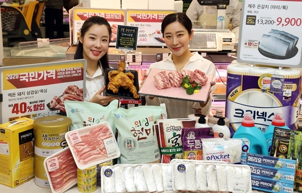 서울 성동구 이마트 성수점에서 모델들이 국민가격 1주년 행사 상품들을 소개하고 있다. (사진=이마트)