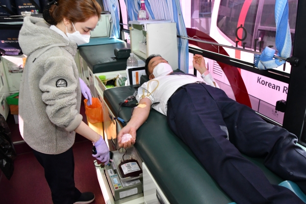 BNK경남은행은 27일 2020년 사랑의 헌혈 운동의 일환으로 울산시가 주최한 '혈액수급 안정화를 위한 긴급 헌혈 행사'에 동참했다. (사진=경남은행)
