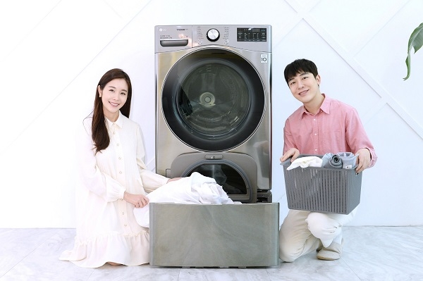 모델들이 인공지능 DD세탁기 'LG 트롬 세탁기 씽큐'에 미니워시를 결합한 제품을 소개하고 있다. (사진=LG전자)