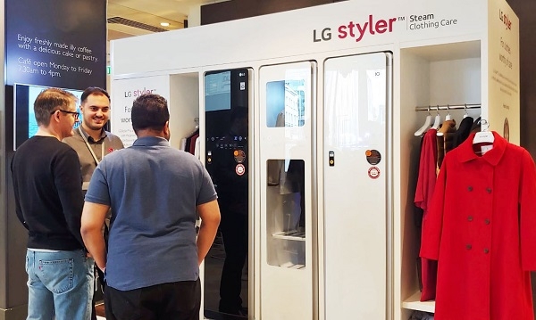이달 9일부터 20일까지 2주간 영국 런던 소재 존 루이스 본사 1층에 운영 중인 LG 스타일러 체험존에서 현지 고객들이 신개념 의류관리기 LG 스타일러를 살펴보고 있다. (사진=LG전자)