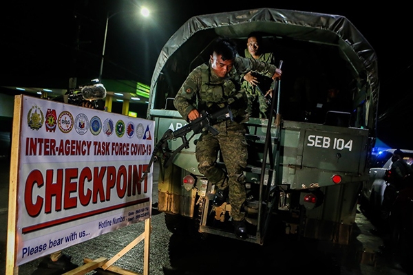 필리핀 마닐라 봉쇄에 투입되는 군인들 (사진=연합뉴스)