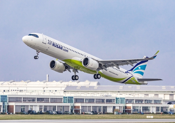 에어부산은 차세대 항공기인 에어버스(AIRBUS) A321LR(Long Range) 항공기를 동아시아 항공사로서는 처음으로 도입했다고 19일 밝혔다. (사진=에어부산)