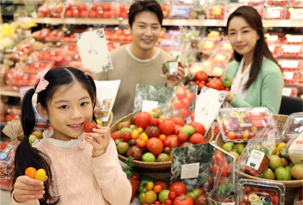29일 오전 서울 성동구 이마트 성수점 농산매장에서 모델들이 '토마토 박물관'을 홍보하고 있다. (사진=이마트) 
