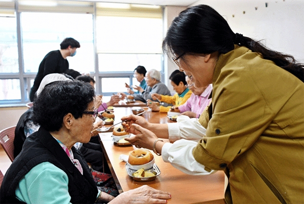 전남 나주시 노인요양시설에서 어르신들이 한국농수산식품유통공사(aT)와 한국양봉농협이 기부한 '배숙 밀키트'를 맛보고 있다. (사진=한국농수산식품유통공사) 