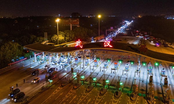 8일 신종 코로나바이러스 감염증(코로나19) 봉쇄가 해제된 중국 후베이성 우한에서 도시를 빠져나가려는 차량이 고속도로 터미널 톨게이트를 지나고 있다. (사진=연합뉴스)