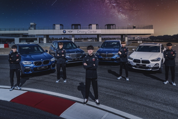 SK텔레콤 T1 LoL팀 선수들이 인천 영종도 BMW드라이빙센터에서 BMW 최신형 차량 앞에서 포즈를 취하고 있다. 사진 가운데 '페이커' 이상혁 선수. (사진=SK텔레콤)