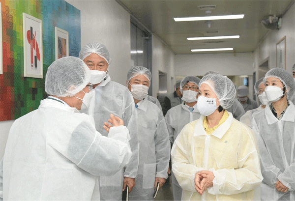 17일 경기 화성시 향남읍 코스맥스를 찾은 이의경 식품의약품안전처장(오른쪽 둘째)이 손소독제 생산현장을 점검하고 있다. (사진=식품의약품안전처)