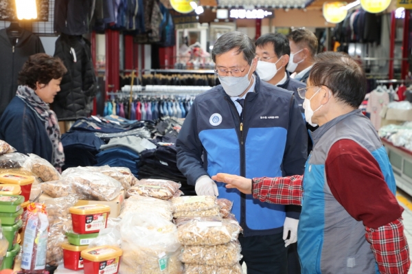 정재훈 사장이 경주 전통시장에서 물품을 구입하고 있다.(사진=한수원)