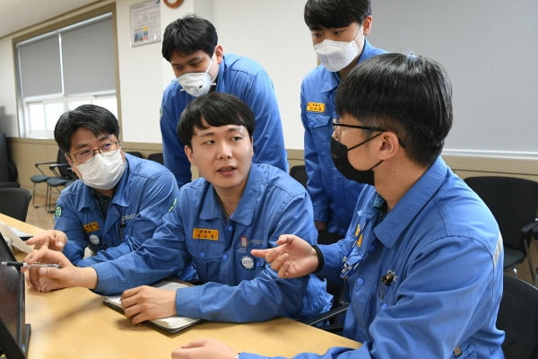 김근학 포스코 사원(가운데)이 사내 동료들과 '스틸챌린지' 대회 준비를 하고있다. (사진=포스코)