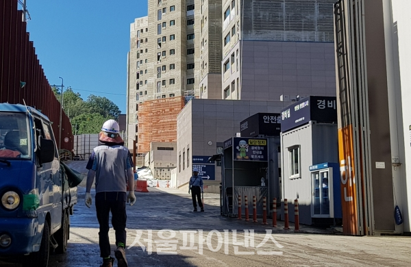 서울 관악구 봉천동의 한 신축아파트 공사현장. 근로자가 팔토시를 낀 채로 현장에 들어가고 있다. (사진=이진희 기자)