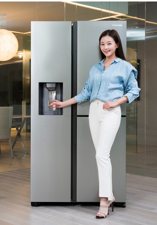 삼성전자 모델이 수원 삼성전자 디지털시티 프리미엄하우스에서 정수기를 탑재한‘양문형 정수기 냉장고’신제품을 소개하고 있다. (사진=삼성전자)