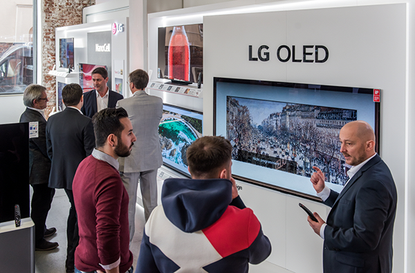 유럽지역 거래선 관계자들이 2020년형 LG 올레드 TV를 보는 장면.(사진=LG전자)