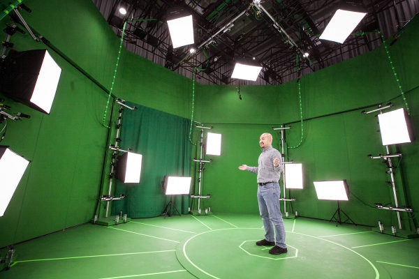 SK텔레콤 관계자가 점프 스튜디오 안에서 모션 촬영을 하고 있다. 점프 스튜디오는 106대의 카메라를 통해 360도로 초당 최대 60프레임 촬영이 가능하다. (사진=SK텔레콤)