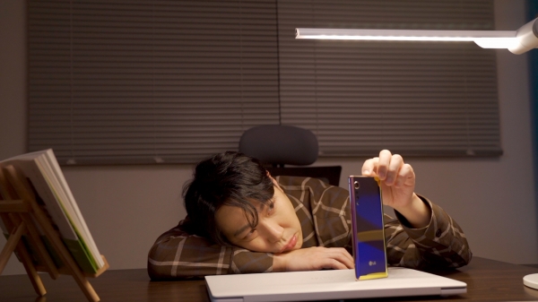 LG전자가 연예인 하하와 손잡고 'LG 벨벳'을 활용한 디지털 캠페인 영상을 10일 공개했다. 사진은 동영상 캡쳐 이미지. (사진=LG전자)