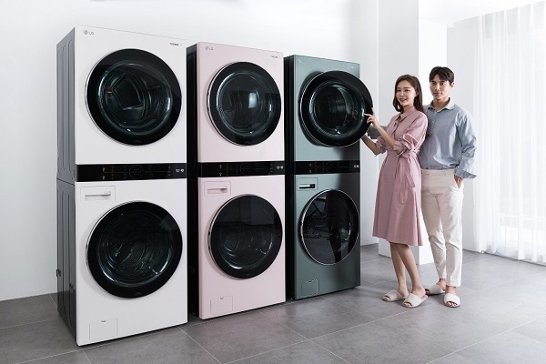 LG전자가 지난달 말 출시한 원바디 세탁건조기 '트롬 워시타워'가 출시 3주만에 판매량 1만대를 넘어섰다. 모델들이 트롬 워시타워의 새로운 색상 3종을 소개하고 있다. 왼쪽부터 샌드 베이지, 코랄 핑크, 포레스트 그린 (사진=LG전자)