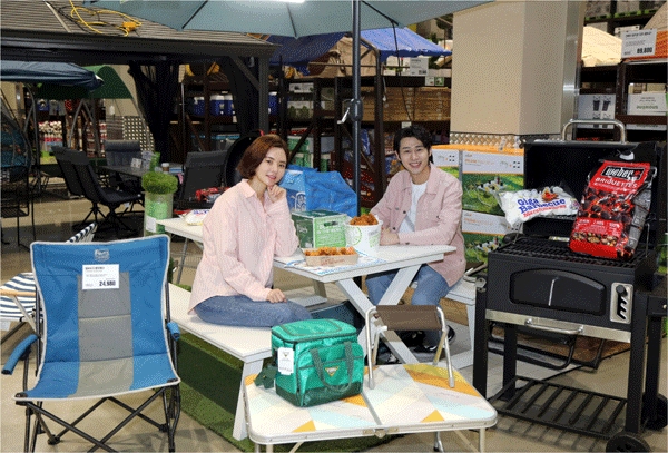 18일 오전 서울 노원구 이마트 트레이더스 월계점에서 모델들이 '홈캠핑' 관련 상품을 소개하고 있다. (사진=이마트) 