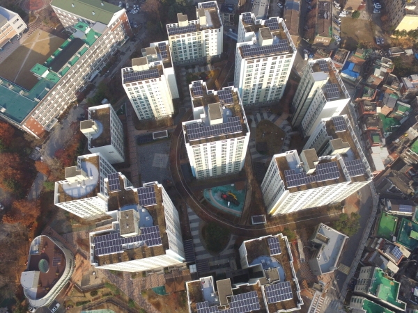 태양광 대여사업으로 한화큐셀 큐피크 모듈이 설치된 서울 중랑구 망우동 소재 중랑숲리가 아파트. (사진=한화큐셀)
