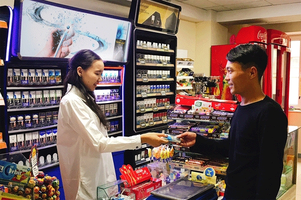 몽골의 담배 판매점에서 남성 소비자가 '에쎄'를 건네받고 있다. (사진=KT&G)