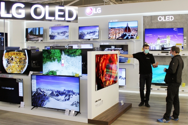 리투아니아 카우나스(Kaunas)시에 위치한 가전 매장을 찾은 고객이 LG 올레드 갤러리 TV를 둘러보고 있다. (사진=LG전자)