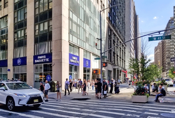 SPC그룹이 2019년 6월 미국 뉴욕 맨해튼에 개설한 파리바게뜨 브로드웨이점(1450 Broadway). (사진=SPC그룹)  