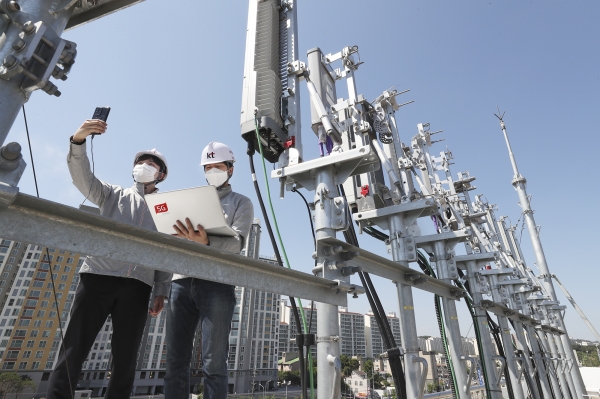 KT 직원들이 경기도 파주산업단지의 상용망에 구축된 5G 단독모드(SA) 네트워크를 시험하고 있다. (사진=KT)
