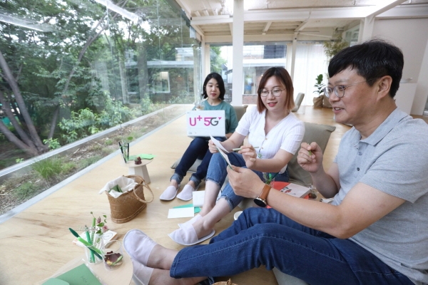 박치헌 전략기획담당 상무(오른쪽)가 신입사원 멘토들과 서울 성수동에서 MZ세대가 찾는 문화공간을 체험하고 있다. (사진=LG유플러스)